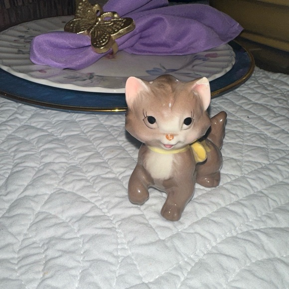 Vintage Import Porcelain Cat Figurine Yellow Bow Made in China - Picture 4 of 4